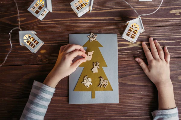 Çocuk kış tatili için yeni yıl kartı hazırlıyor. Noel-kendin-yap konsepti için el işleri ve el işleri..