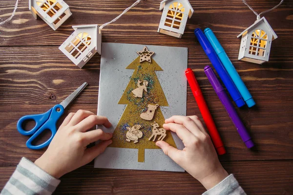 Çocuk kış tatili için yeni yıl kartı hazırlıyor. Noel-kendin-yap konsepti için el işleri ve el işleri..