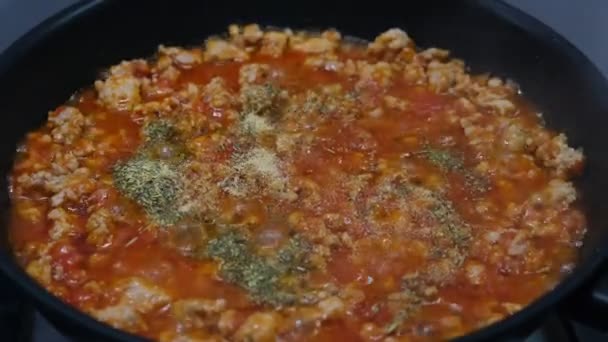 Saus bolognese dimasak dalam wajan, close-up — Stok Video