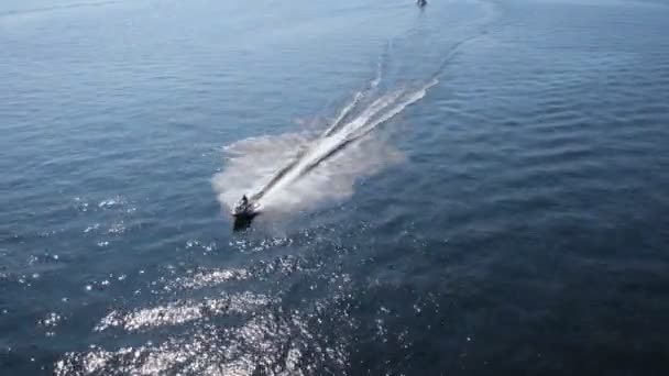 Suyun üzerinde jet ski sürüşleri — Stok video