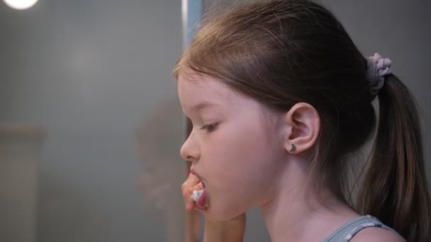 Menina escovando os dentes no banheiro — Vídeo de Stock