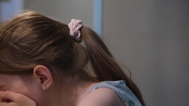 A kislány megmossa az arcát és törülközővel törli meg az arcát a fürdőszobában. — Stock videók