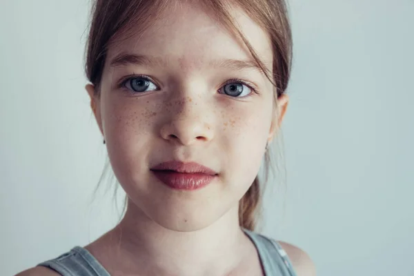 Retrato de uma menina bonita com sardas, close-up — Fotografia de Stock