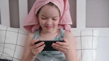 Akıllı telefonlu küçük bir kız.