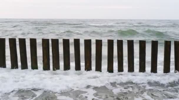 波は防波堤に打ち勝ち — ストック動画