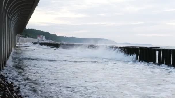 Las olas golpean contra los rompeolas — Vídeo de stock