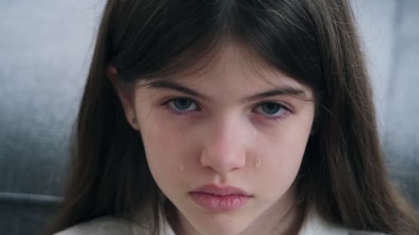 Retrato de uma menina bonita triste com olhos azuis e lágrimas em suas bochechas, choro adolescente — Vídeo de Stock