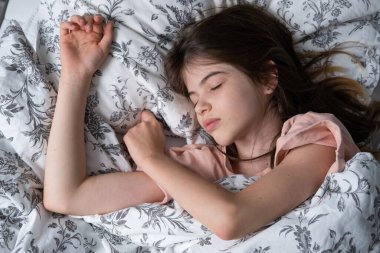 Küçük, tatlı, güzel kız uyuyor.