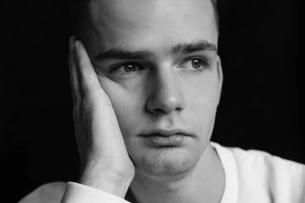 Triste joven, adolescente sosteniendo la cabeza, foto en blanco y negro —  Fotos de Stock