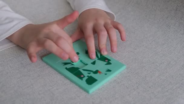 Kind verzamelt puzzel spel, close-up — Stockvideo