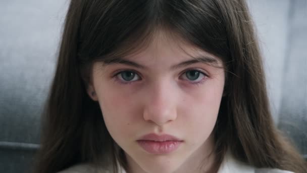 Portrait d'une belle fille triste aux yeux bleus et aux larmes sur les joues, adolescente pleurant — Video