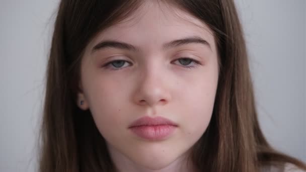 Portré egy kicsi, fiatal szomorú lányról nagy kék szemekkel — Stock videók