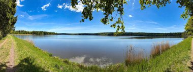 Çek Cumhuriyeti 'nin Brdy Dağları' ndaki Padrtske Göletleri. Büyük su depolarının havadan görünüşü yaz ışığında orman ve çayırlarla çevrili..