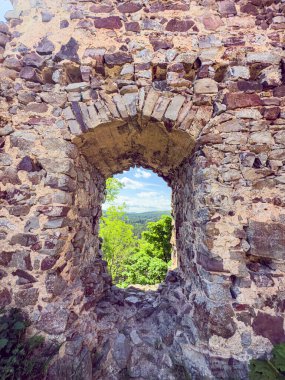 Çek Cumhuriyeti 'nin Brdy Dağları ormanlarında saklanmış ortaçağ Valdek Kalesi kalıntıları. Manzara, taş duvarlar ve huzurlu Orta Bohem manzarası..
