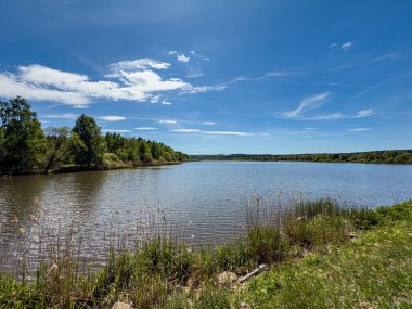 Çek Cumhuriyeti 'nin Brdy Dağları' ndaki Padrtske Göletleri. Büyük su depolarının havadan görünüşü yaz ışığında orman ve çayırlarla çevrili..