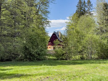 Tarihsel Üçlü Trubky Şatosu Çek Cumhuriyeti 'nin Brdy Dağları ormanlarında gizlidir. Zarif mimarisi olan barışçıl Orta Bohem doğası.