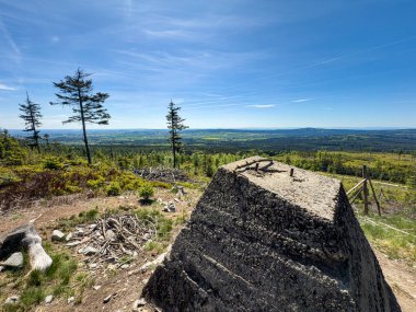 Praha Tepesi, Çek Cumhuriyeti 'ndeki Brdy Dağları' nın en yüksek zirvesi. Ormandaki Orta Bohem manzarası ve tepeleri panoramik olarak görüyor..