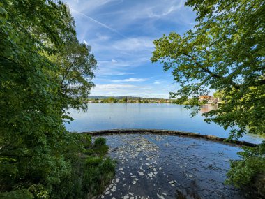 Rozmital kapsül Tremsinem, Çek Cumhuriyeti 'nin merkezi Bohemya' daki Brdy Dağları yakınlarında küçük bir kasaba. Kırsal ve doğa manzarası
