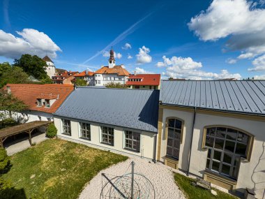 Rozmital kapsül Tremsinem, Çek Cumhuriyeti 'nin merkezi Bohemya' daki Brdy Dağları yakınlarında küçük bir kasaba. Kırsal ve doğa manzarası