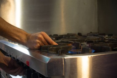 Man Hand modern Calor Benzini 'nde Ateş Açmak İçin Kibrit Kullanıyor. enerji, gaz kavramı