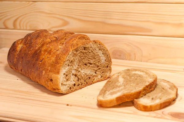 Marmor skivad vete - råg bröd på en träskiva — Stockfoto