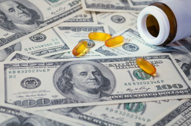 100 dolar faturaları üzerinde dağınık sarı tablet