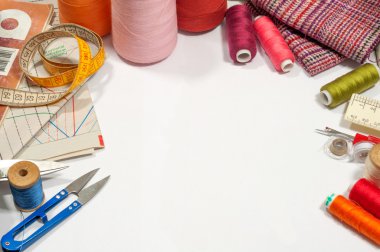 metin için yer ile beyaz bir arka plan üzerinde çeşitli dikiş malzemeleri