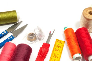 metin için yer ile beyaz bir arka plan üzerinde çeşitli dikiş malzemeleri