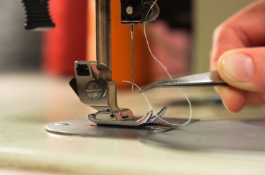 El cımbız ile iplik dikiş makinesi iğne verir.