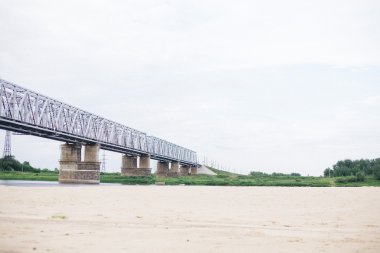 Nehrin karşısındaki demiryolu köprüsü.