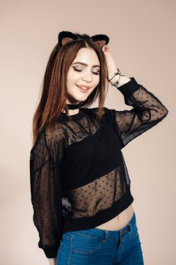 hassas zemin üzerine kedi elbiseli kız portresi