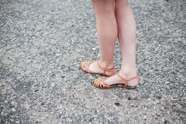 Flickorna fötter asfalt — Stockfoto