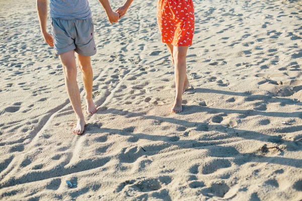 Pareja cogida de la mano en playa — Foto de Stock