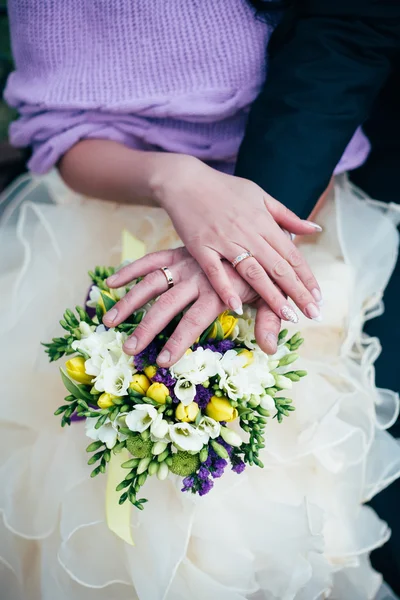 Mão de casamento flores anel buquê — Fotografia de Stock