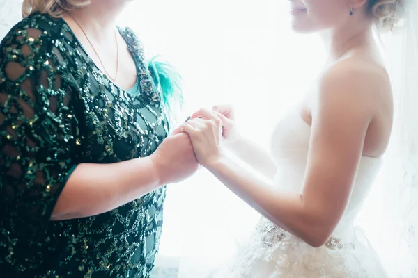 Sposa con madre mano di nozze — Foto Stock