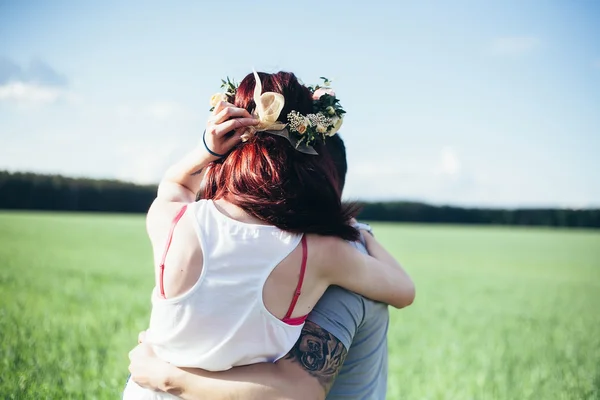 Campo de pareja feliz — Foto de Stock