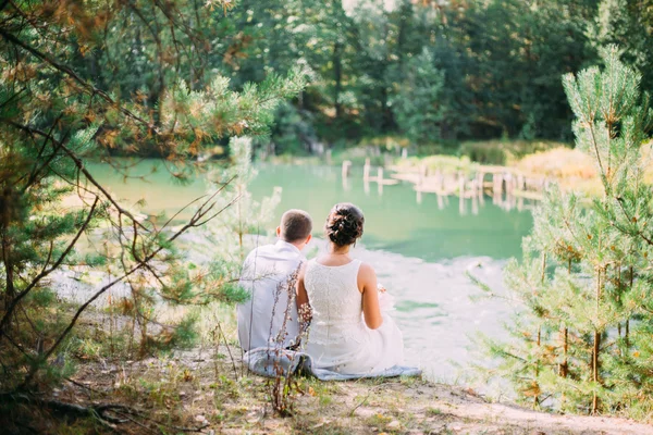 Mariage rivière couple assis — Photo