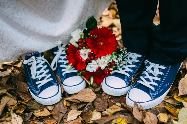 Detalhes anéis de casamento folhas outono gumshoes — Fotografia de Stock