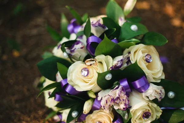 Detalhes anéis de casamento folhas outono — Fotografia de Stock