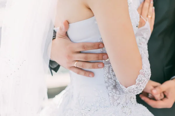 Casamento casal de mãos dadas e abraços — Fotografia de Stock