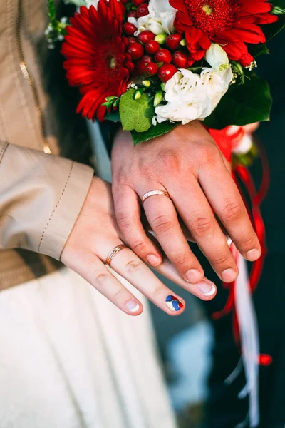 Mariage main fleurs bague bouquet — Photo