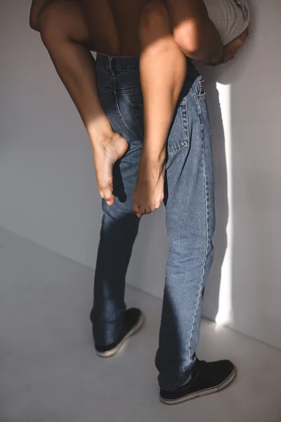 Casal jovem faz amor com a parede — Fotografia de Stock