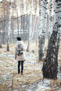 sırt çantasında kış orman kızla