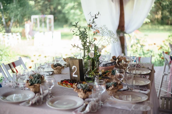 Mesas de casamento de decoração ao ar livre — Fotografia de Stock