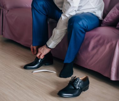 İşadamı ya da damat ayakkabı giymiyor