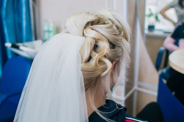Hair stylist che lavora sul taglio di capelli per bella ragazza, tasse sposa, matrimonio — Foto Stock