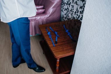 Beyaz tişörtlü adam kelebek giyer