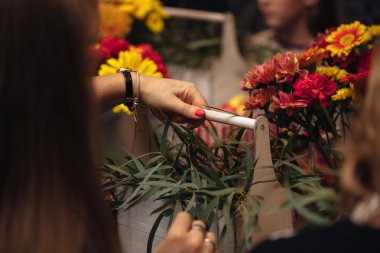 Bir buket yapma eller