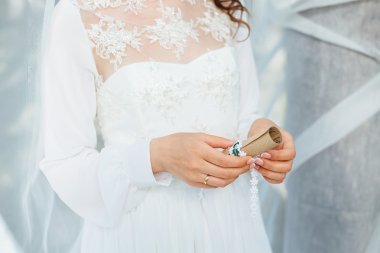 Gelin bir mektup tutuyor