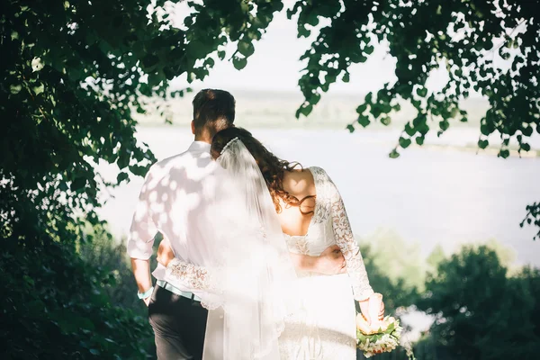 A menyasszony és a vőlegény vissza az erdő — Stock Fotó